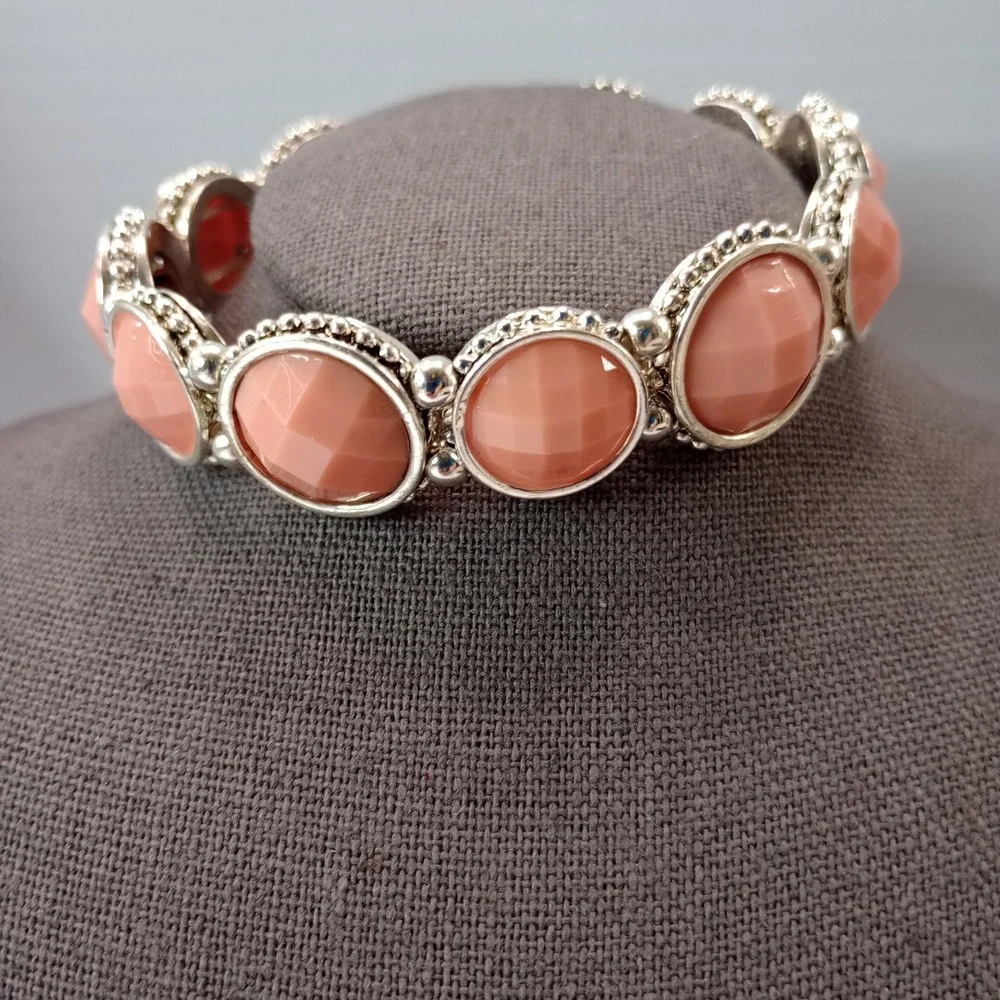 Napier Coral Pink Faceted Oval Bead Stretch Bracelet Silver Tone Beaded VTG Styl